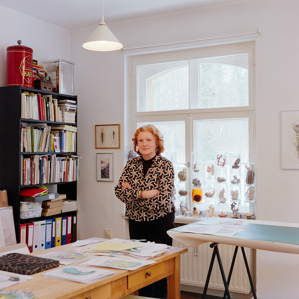 Gudrun Brückel in ihrem Dresdner Atelier ° 2023 ° Foto: Adam Dreessen